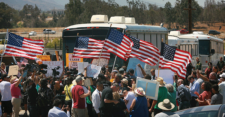 The fury of the crowd protesting three buses containing undocumented immigrants 