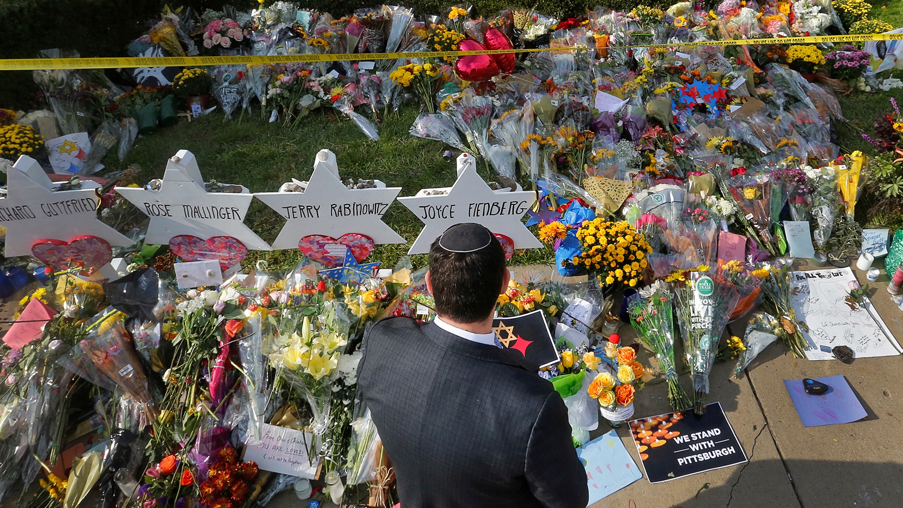 A small symbol of solidarity for the synagogue massacre trial: Blue ribbons