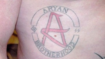 Băng đảng Aryan Brotherhood: Băng đảng Aryan Brotherhood là một trong những băng đảng tội phạm khét tiếng nhất của Mỹ. Tuy nhiên, khi nhìn vào các hình xăm đa dạng của các thành viên, nó đem lại những cảm xúc khác nhau - vượt qua danh hiệu băng đảng. Bởi vì chúng rất quan trọng đối với thành viên, nó là một phần của cá tính và độc đáo của họ.