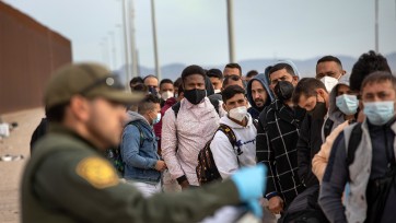migrants and border patrol agents