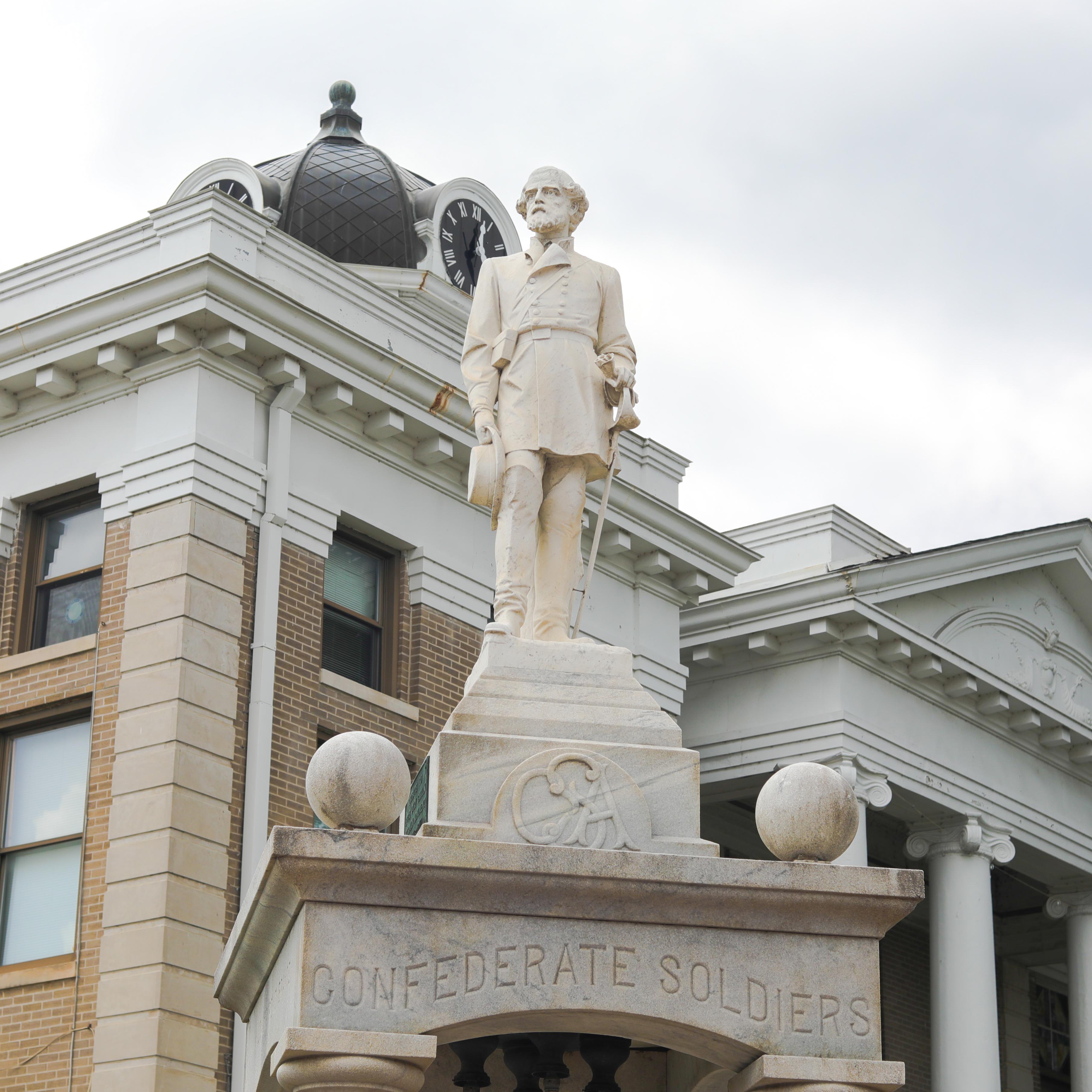 Statue of Robert E. Lee on a pedestal with carvings for Confederate Soldiers.