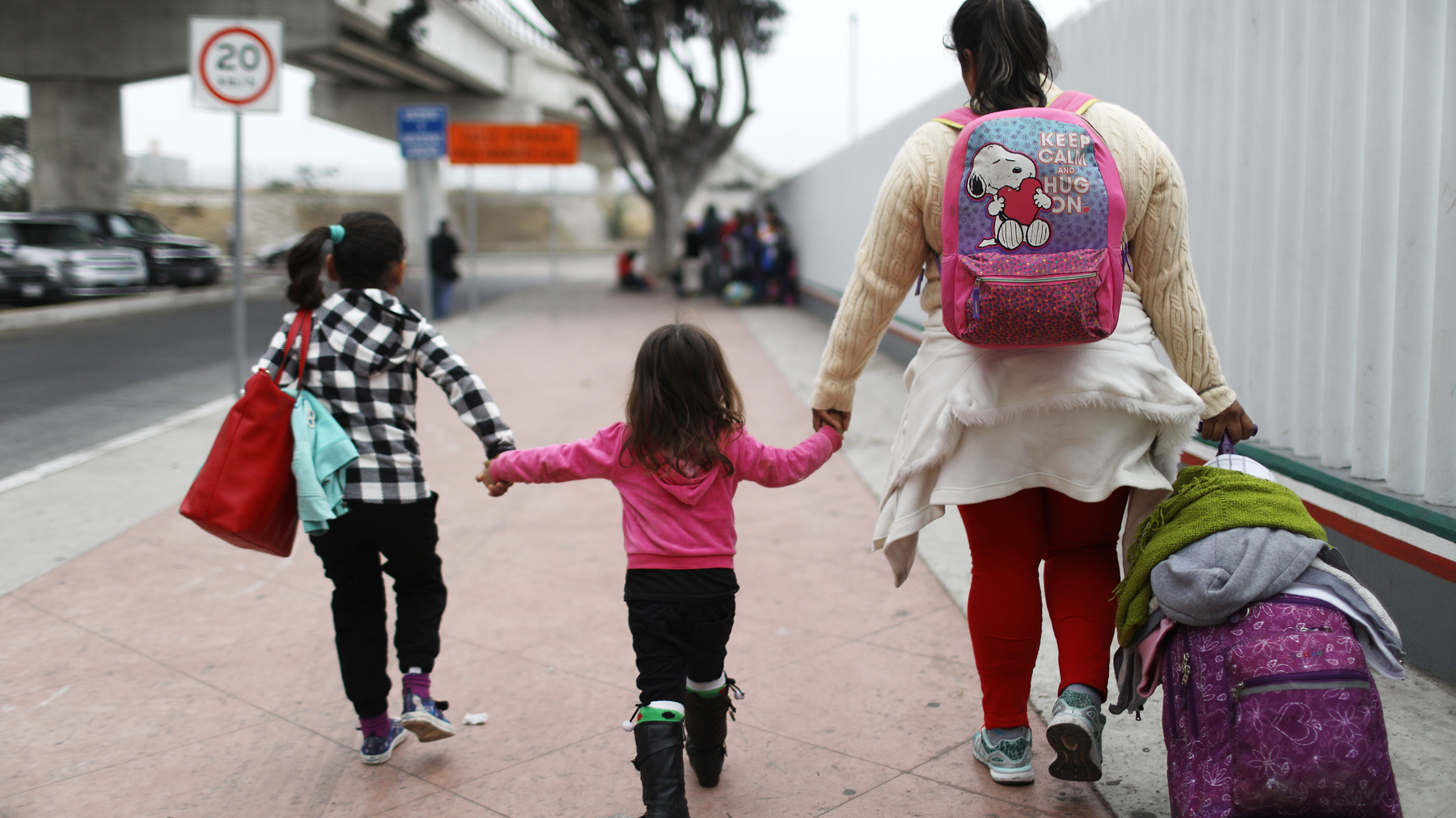 leg_sifi_border-family_getty980496350