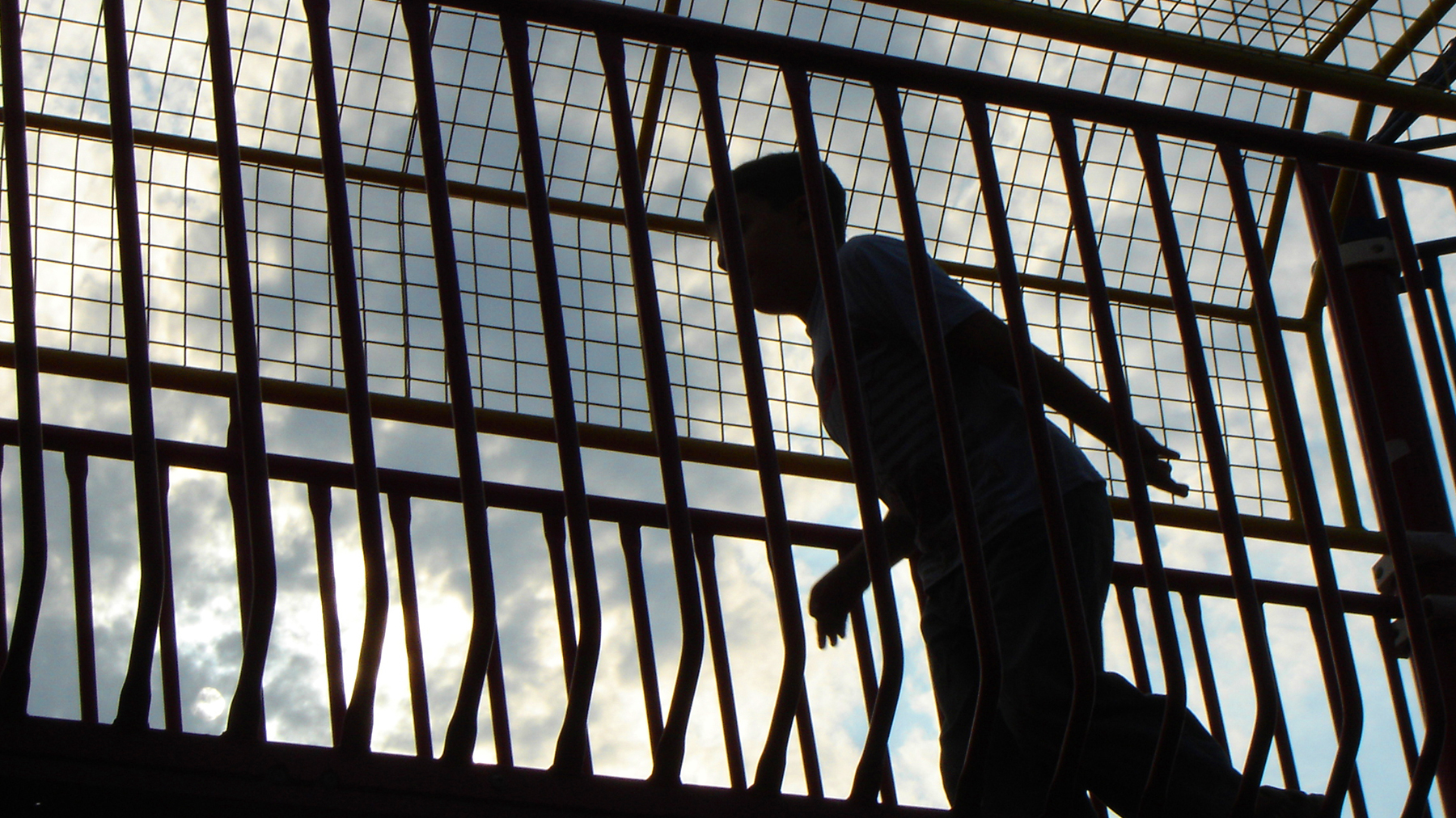 web_sifi_child-running-by-bars_istock