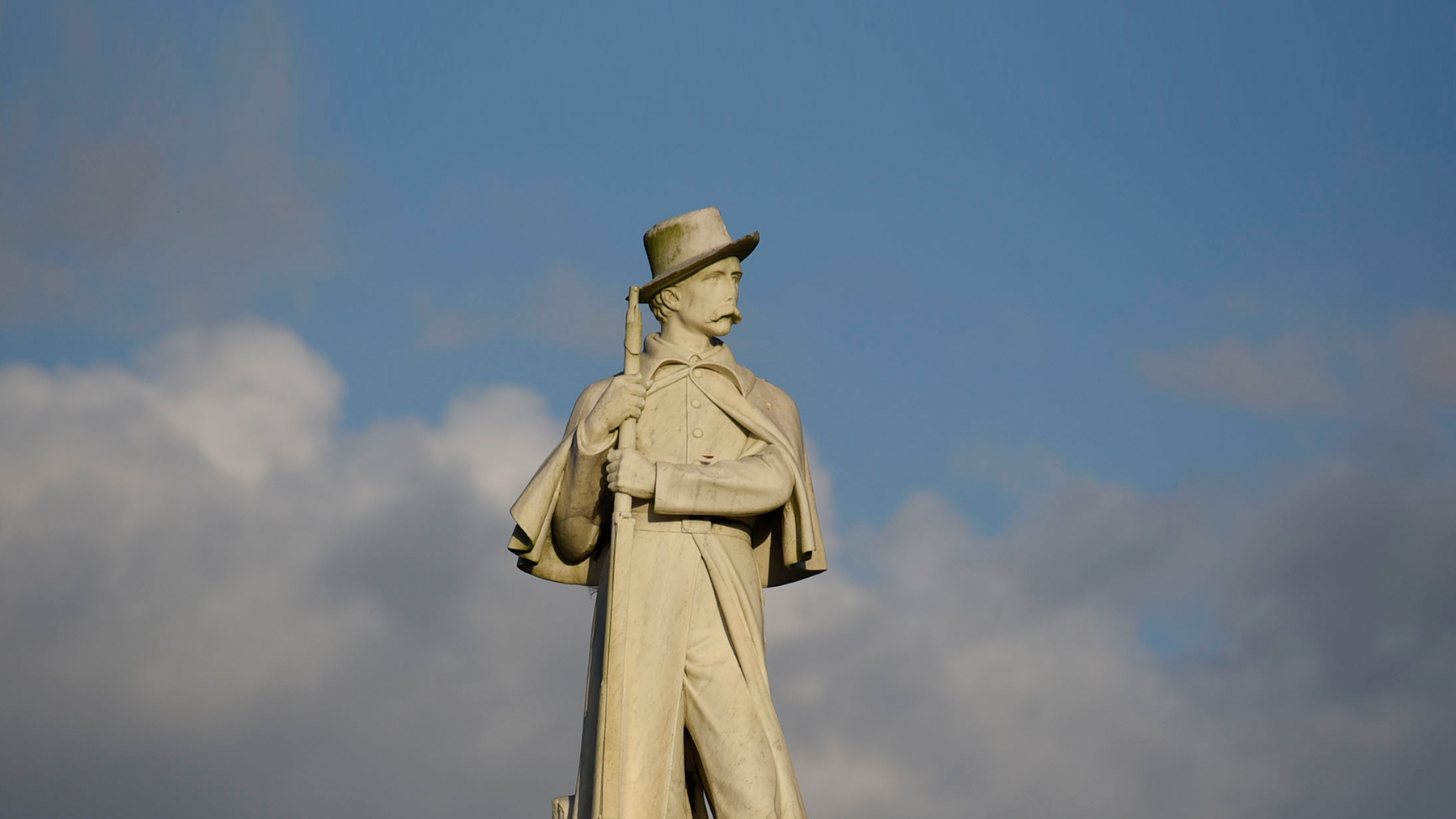 com_whose-heritage-confederate-statue-hero