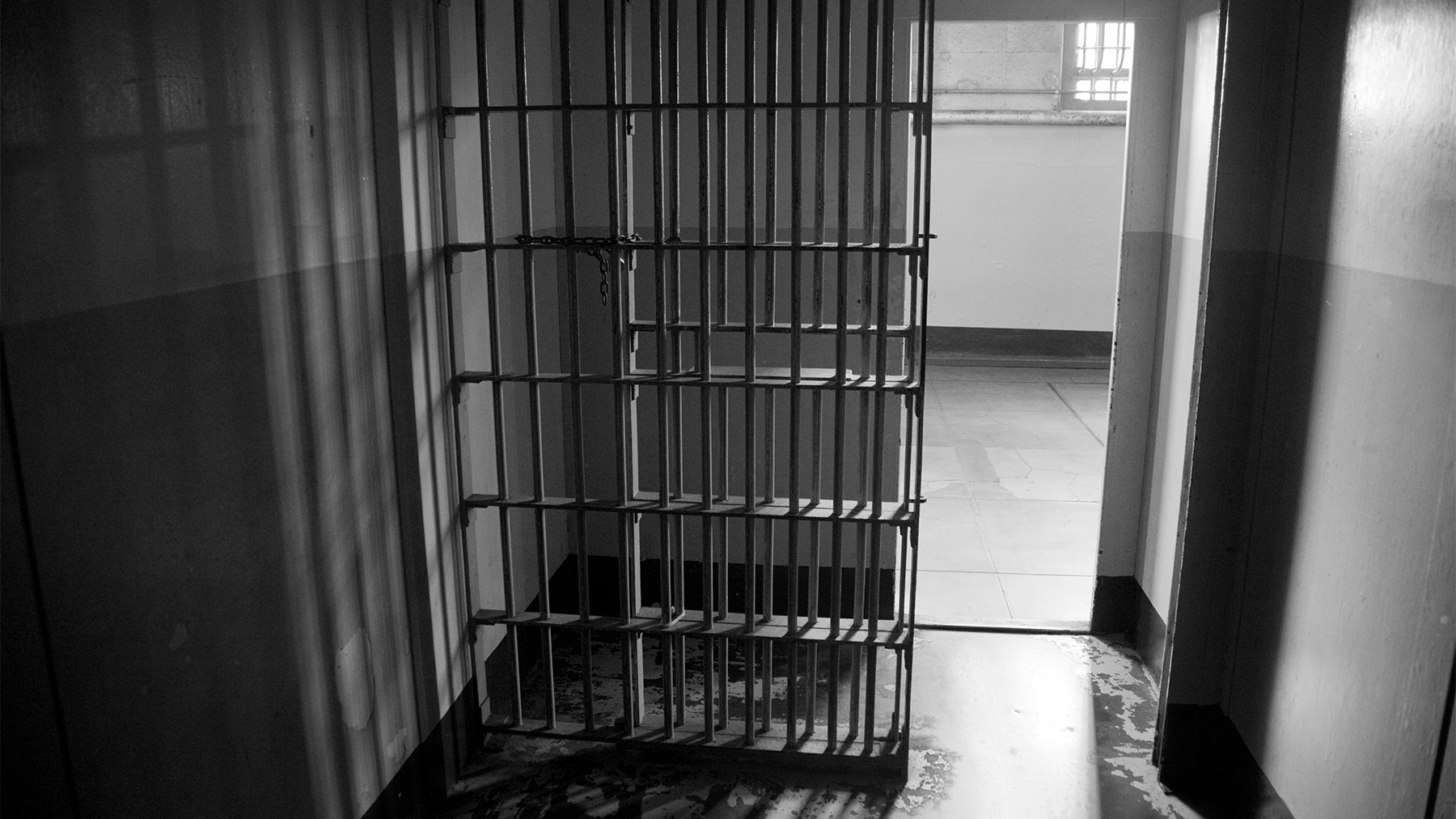 web_prison-bars_istock-182511595