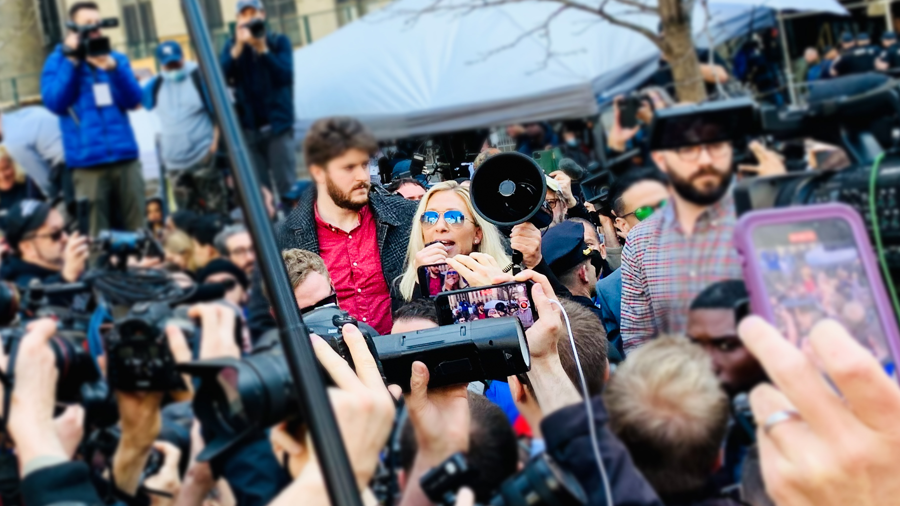 hw_trump-faces-indictment-extremists-cry-foul-in-new-york_040423